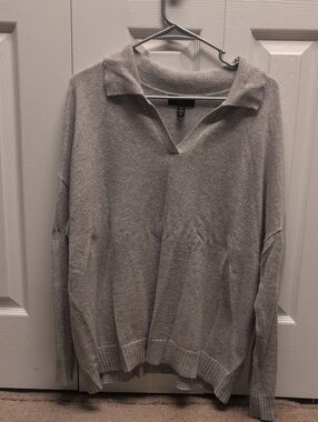 Women's Collared V-Neck Sweater in Light Gray